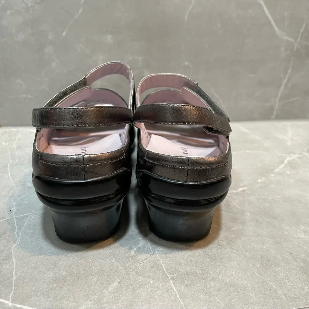 Aravon Women’s Metallic Avant Garde Triple-Strap Comfy Casual Sandals Size 7